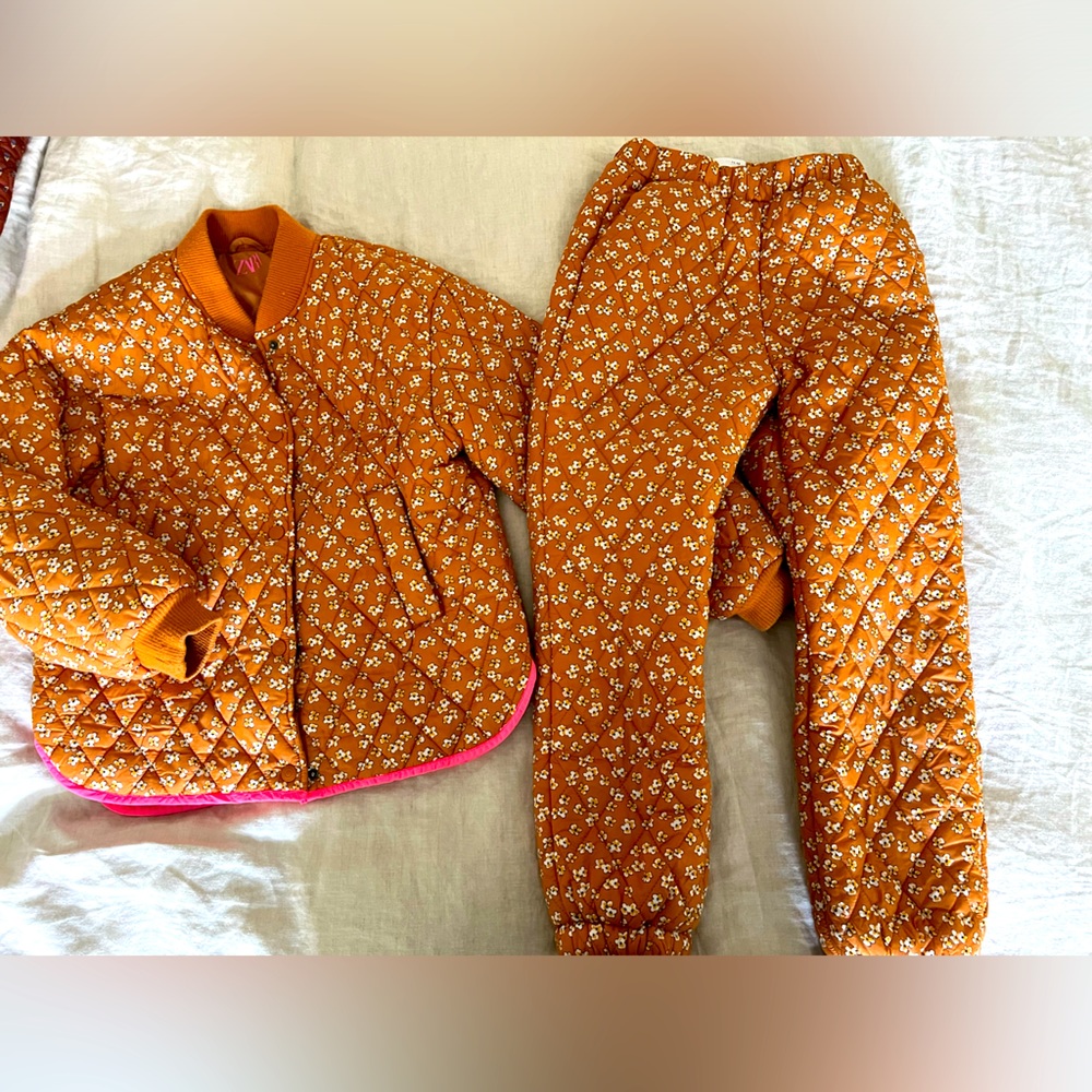 Zara quilted set for girls Size 11-12. Like new condition. Orange w/flowers.